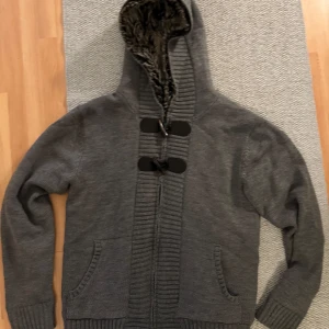 Cardigan med päls - Skriv om frågor 
