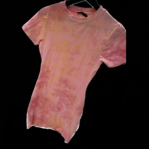 Rosa och orange klänning från Boohoo - Säljer en fin klänning ifrån Boohoo. Den är väldigt bekväm att gå runt i, passar bra till en varm sommardag. Den har en fin smickrande passform.