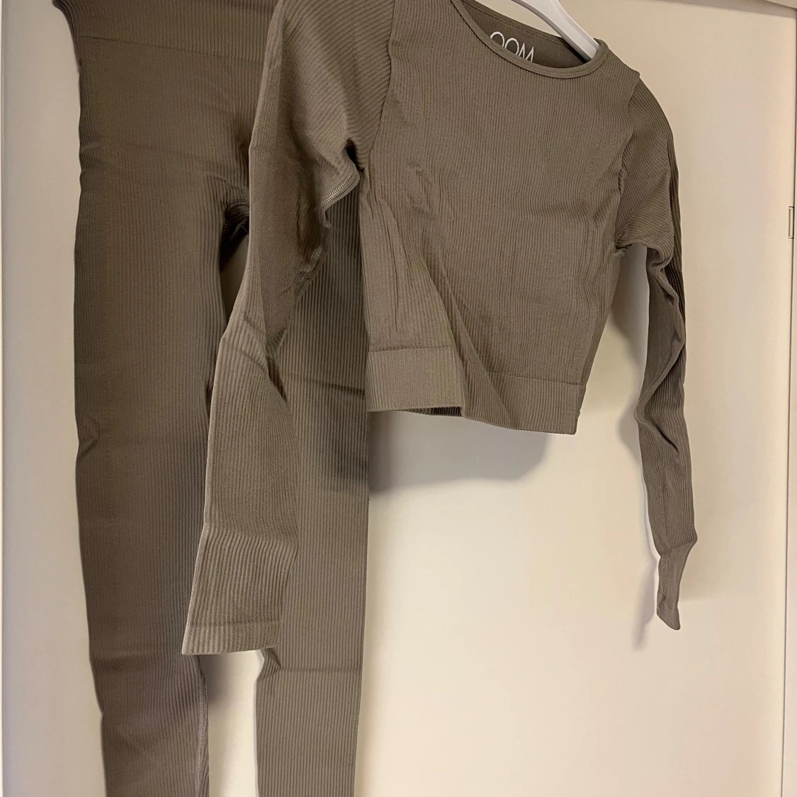 Beige ribbat träningsset från DOM