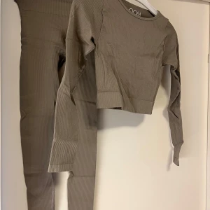 Beige ribbat träningsset från DOM - Säljer ett ribbat träningsset från DOM. Tröjan har en croppad design med långa ärmar och en stilren look. 