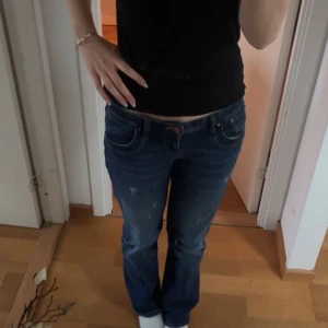 ltb jeans ”valerie” - Snygga blå jeans med slitningar och utsvängda i benen från LTB. De är i fint skick och jag säljer då de är lite för stora för mig tyvärr 🥹 Storlek 29:34 (kan skicka mått om de behövs!) Modellen heter Valerie!  Köpta för 899kr säljer för 500kr, priset kan diskuteras.❤️