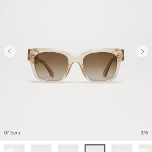 Chimi solglasögon - Säljer mina chimi, de är använda sparsamt men däremot har ena fästet lossnat lite, men inget man tänker på när man väl har på sig de. Därav säljer ja de för 800, kan gå ner i pris 