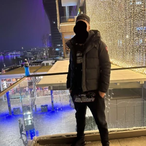 Canada goose macmillan parka black - Äkta Canada goose jacka köpt ifrån Care of carl kvitto finns, pris i butik just nu 13,999 säljs för 7900 vid snabb affär billigare. Använd en halv vinter, felfri inga hål eller skador, Qr kod finns i jackan, varma fickor och en flexibel vinter jacka. Jackan anpassar sig efter kroppsformen, och värmen finns alltid där. Storlek Xs men på bilder sitter den bra på mig som har M