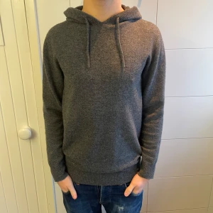 Merinoull Hoodie - En riktigt snygg hoodie i 100% Merinoull! Storlek S. Modellen är 179 cm lång! Använd max 3 gånger, inga defekter! Som ny! Hör av dig vid intresse😊