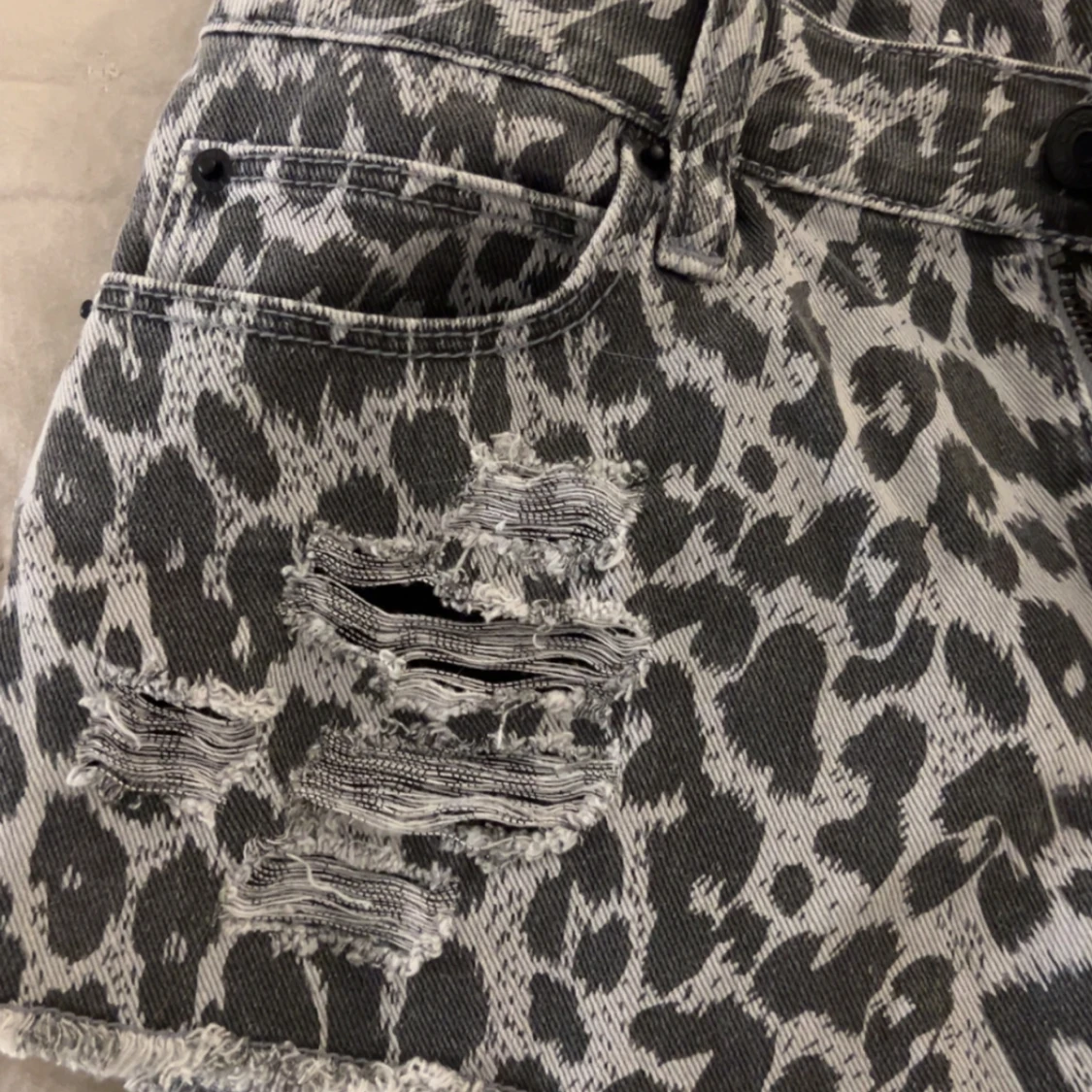 Grå leopardmönstrade jeansshorts från Maria Denim - 2