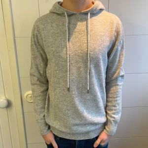 Merinoull Hoodie - En riktigt snygg ljusgrå hoodie i 100% Merinoull! Storlek M. Använd max 3 gånger! Hör av dig vid intresse😊