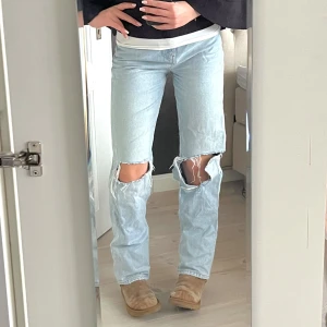 Ljusblå raka jeans med slitningar - Snygga ljusblå raka jeans med slitningar på knäna. Mycket bra skick utan defekter! Jag är 175