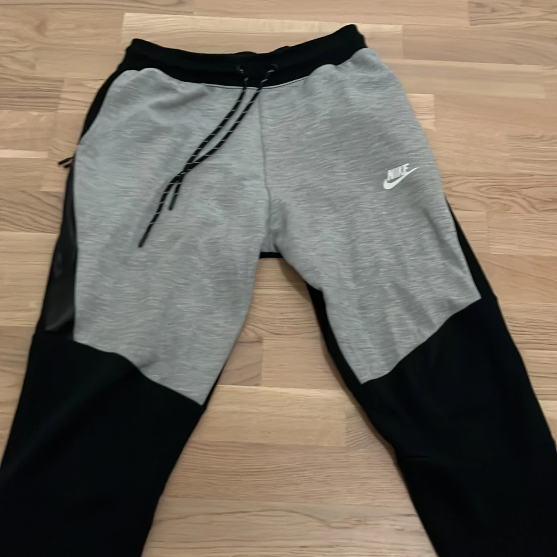 Grå/Svart Nike tech tracksuit  - 3