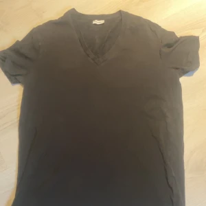 dolce gabbana tshirt - Bra skick, lite dammig men en tvätt och den är så gott som ny