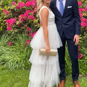 Balklänning - Säljer denna magiska klänning jag hade på balen 2024, den är köpt av en tjej i Stockholm och använd vid två tillfällen.