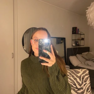 Stickad tröja - Stickad tröja som är lite croppad!💞