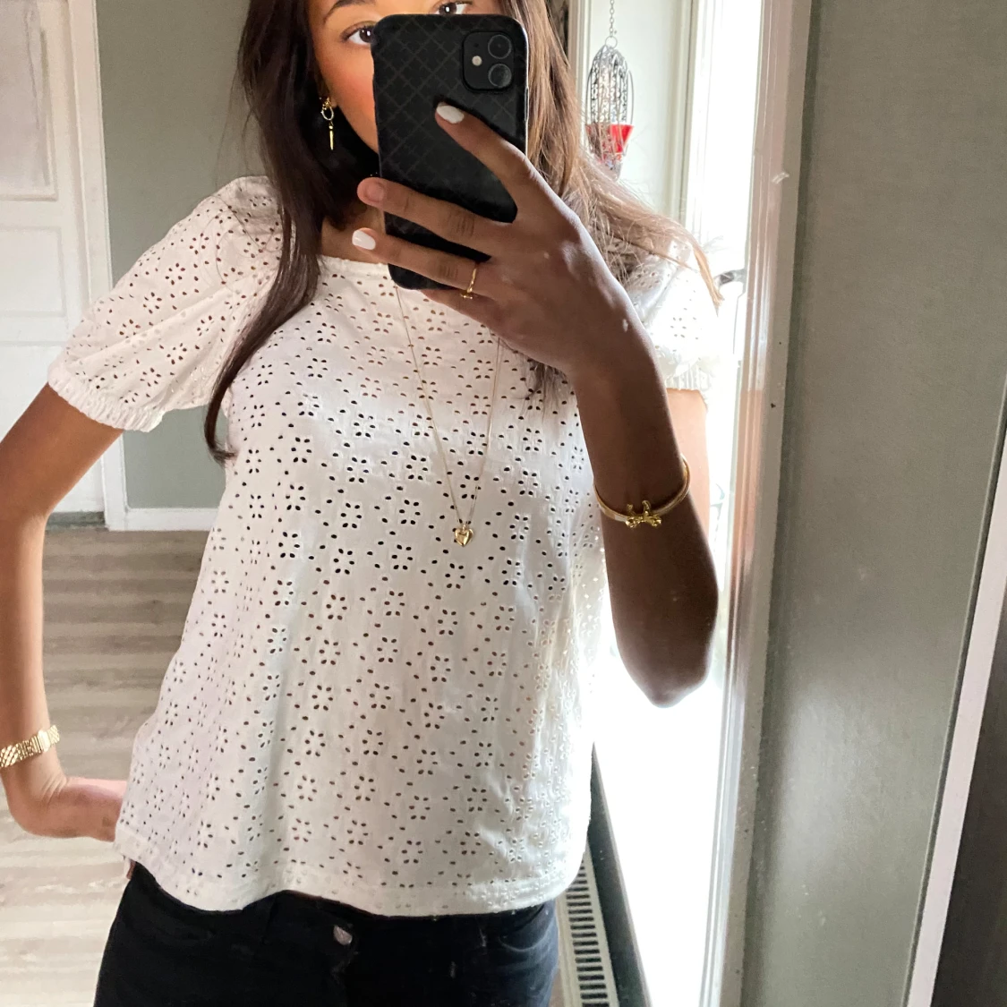 Vit blus med broderade detaljer