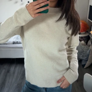 Beige stickad tröja - Beige stickad tröja från Vero Moda. Mycket bra skick!💛