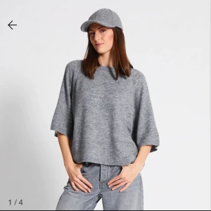 Grå stickad tröja - Säljer en stilren grå stickad tröja med trekvartsärmar. Använd ett fåtal gånger alltså är tröjan i ett nyskick! Tröjan kmr från lager 157 och är i storlek S. Egna bilder är det bara att höra av sig💕