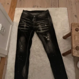 Svarta dsq jeans - Säljer äkta dsq jeans för jag använder inte mera