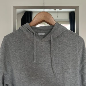 Grå Kashmir hoodie från Filippa K - Säljer en stilren grå hoodie från Filippa K. Tröjan har en mix med Kashmir och är väldigt skön. Den är i storlek S, väldigt sparsamt använd.