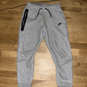 grå nike byxor XL  - XL storlek från 158cm till 170cm                      använda 1 gång 