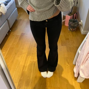 Svarta bootcut jeans - Snygga jeans från only!🩷storlek s, längd 36🩷lite slitna längst ner på baksidan