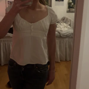 Vit blus med korta ärmar - Säljer den populära blusen från brandy Melville. Super söt blus med korta puffärmar och knappar framtill. Blusen har en lätt rynkad design vid bysten som ger en fin passform. Pris kan diskuteras 