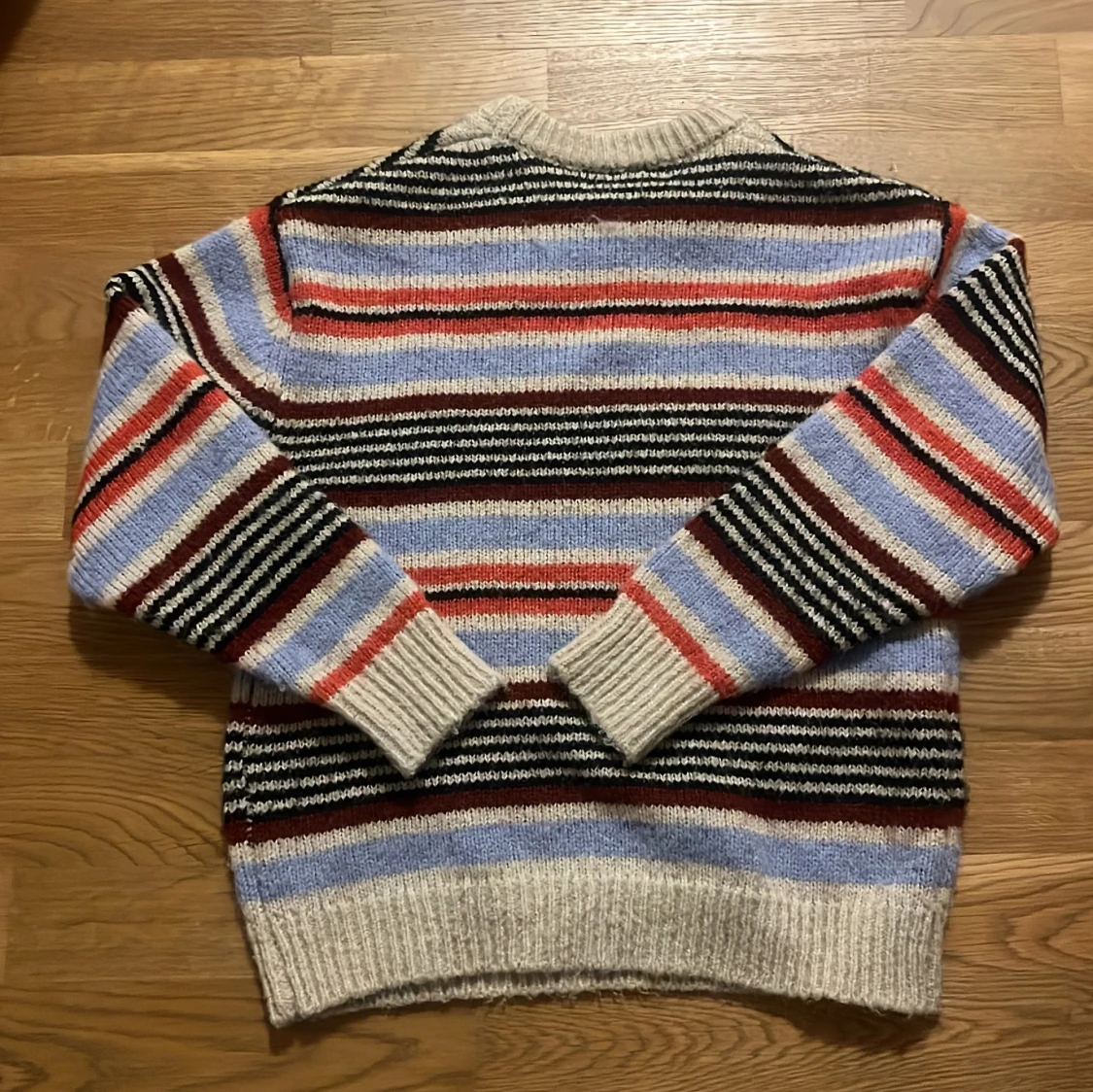 Randig stickad tröja i flera färger - 1