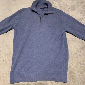 Tommy Hilfiger tröja  - Tröjan är i hyfsat bra sick det ändå felet på tröjan är att det har ett litet hål som man kan se på sista bilden. Skriv om ni undrar något mer!