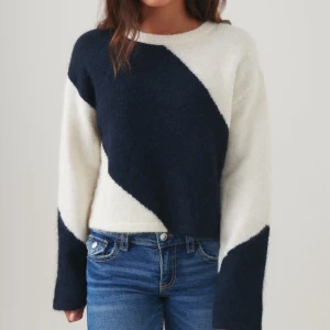 super snygg stickad  - Stickad tröja från Gina young! Storlek 170 men passar mig som har xs-s. Superfin och unik som gör de lite finare än en basic stickad! Använd cirka 3 gånger! Säljer då ja har allt för många liknande tröjor❤️❤️