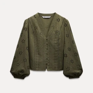 Grön zara blus - Så fin blus från zara🙌🏻 köpt här på Plick, säljer pga att den var för liten för mig tyvärr. Toppen skick!💚pris kan diskuteras vid snabb affär.