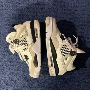 Nike Air Jordan 4 Retro Military Black - Helt ny i original boxen. Storlek 38,5. Köpte som present till min syster och de passade inte och kan inte returnera de längre. Skickas samma dag som det köps. Kvitto finns. Pris kan diskuteras och ge mig erbjudanden!