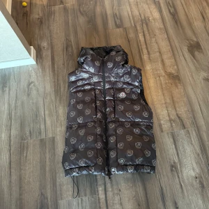 Moncler väst med mönster - Ganska ovanlig Moncler väst som inte går att köpa längre perfekt om du vill sticka ut ur mängden och ha något speciellt 