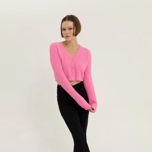 Rosa croppad kofta från Even&Odd - Säljer en snygg rosa kofta från Even&Odd. Den är croppad och har en v-ringad design med knappar framtill. Tröjan är jättegosig och perfekt till Galentines eller pinkparty🩷💝 nypris: 339kr