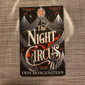 The Night Circus - En magisk och förtrollande roman om Le Cirque des Rêves, en cirkus som bara är öppen på natten. Följ de unga magikerna Celia och Marco i deras farliga tävling där fantasi och kärlek står på spel. Perfekt för dig som älskar mystik och äventyr.
