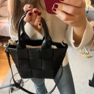 Svart väska - Jättesnygg svart väska från Gina som är slutsåld. Men kommer tyvärr inte till användning. Jättebra stick och justerbart band som även går att ta av💘