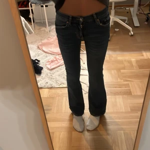 Mörkblå lågmidjade jeans från Gina tricot  - Säljer ett par mörkblå lågmidjade  jeans från gina tricot.