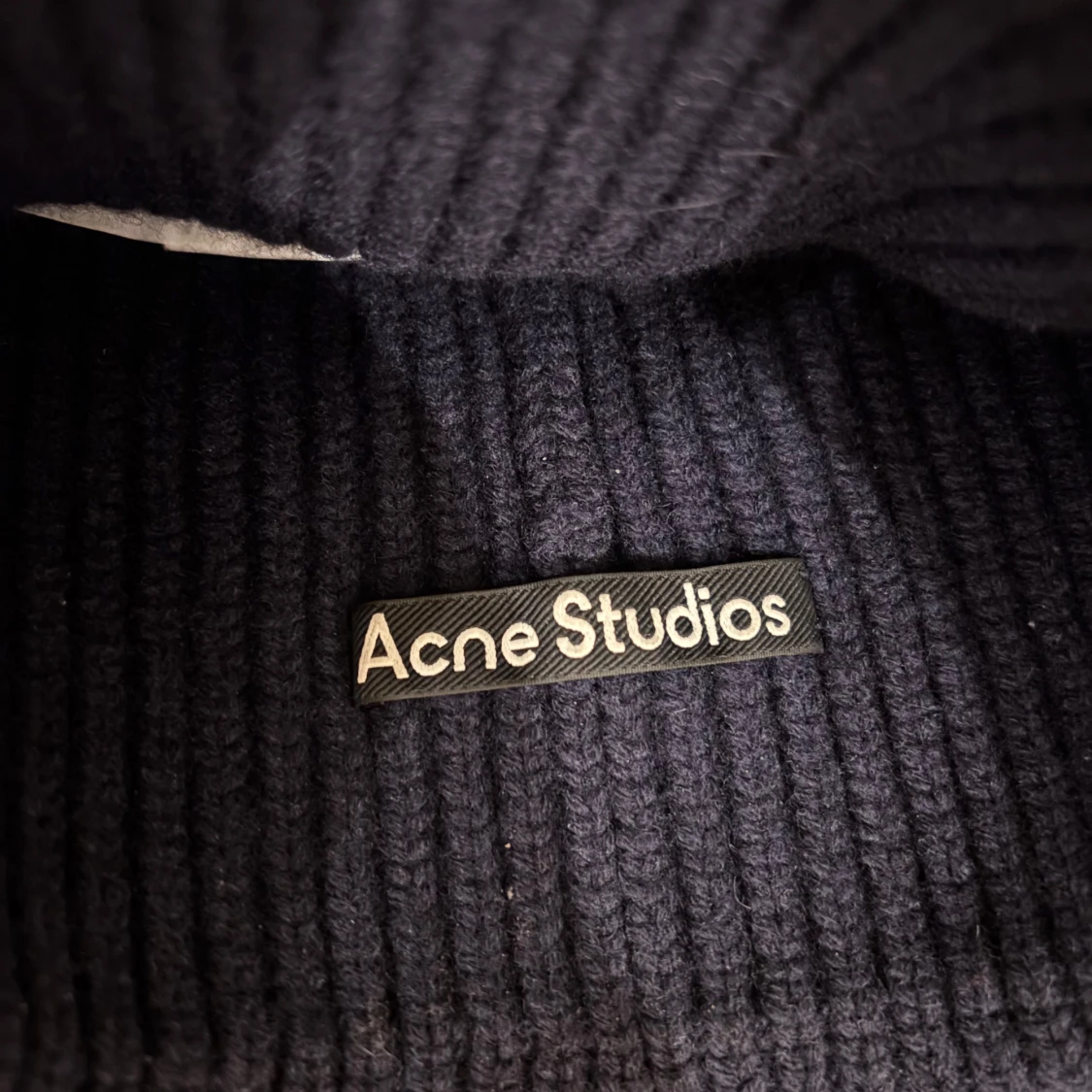 marinblå ribbad mössa från Acne Studios - 2