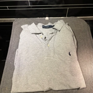 Ralf Laurent piké  - Ralf Laurent piké i ganska bra skick , storlek S och i färgen grå , priset går att diskutera 