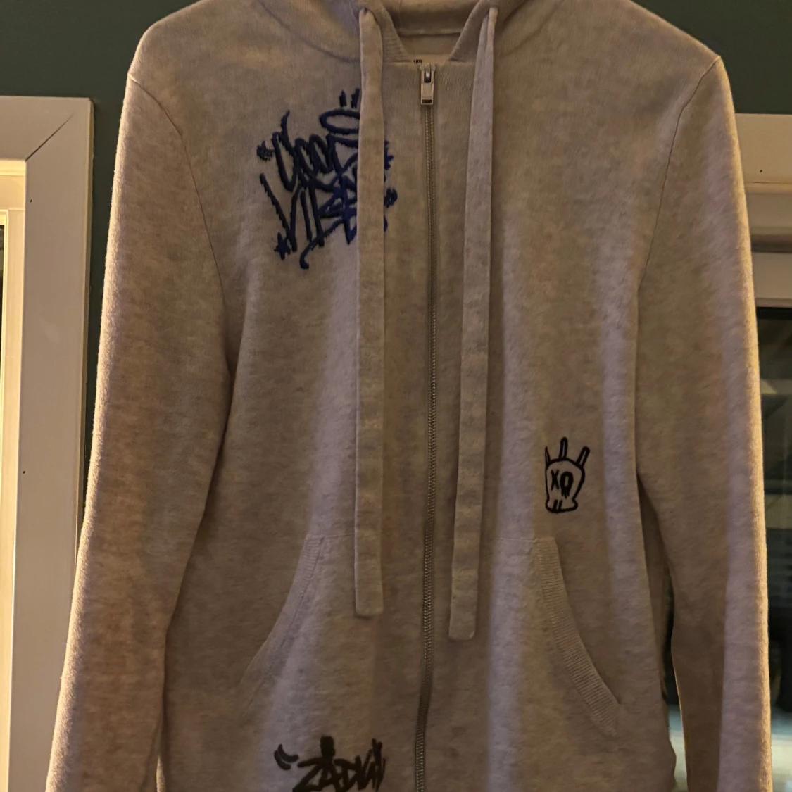 Vitgrå zip-hoodie från Zadig & Voltaire