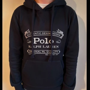 Mörkblå hoodie från Ralph Lauren - Säljer en mörkblå hoodie från Ralph Lauren med tryck framtill. Använd fåtal gånger utan några deffekter. Sitter vädligt bra och är inte för påsig i design. ✨Pris går att diskutera vid snabba köp, kom pv för fler bilder✨