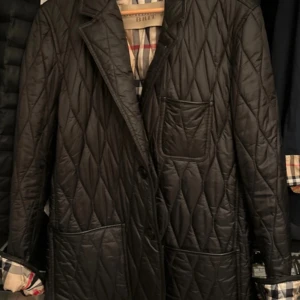 Burberry Brit Jacka - En svart Burberry brit jacka, med mycket bra skick, säljer jackan pågrund av brist på användning.