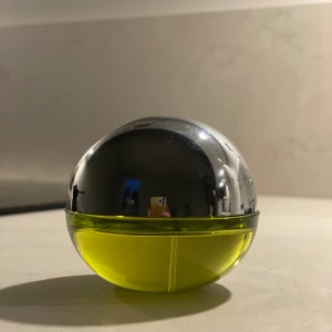 DKNY Be Delicious Parfym - Säljer en parfym från DKNY i doften Be Delicious. Flaskan är på 30 ml. Doften har noter av äpple tillsammans med exotiska blommor och tränoter.