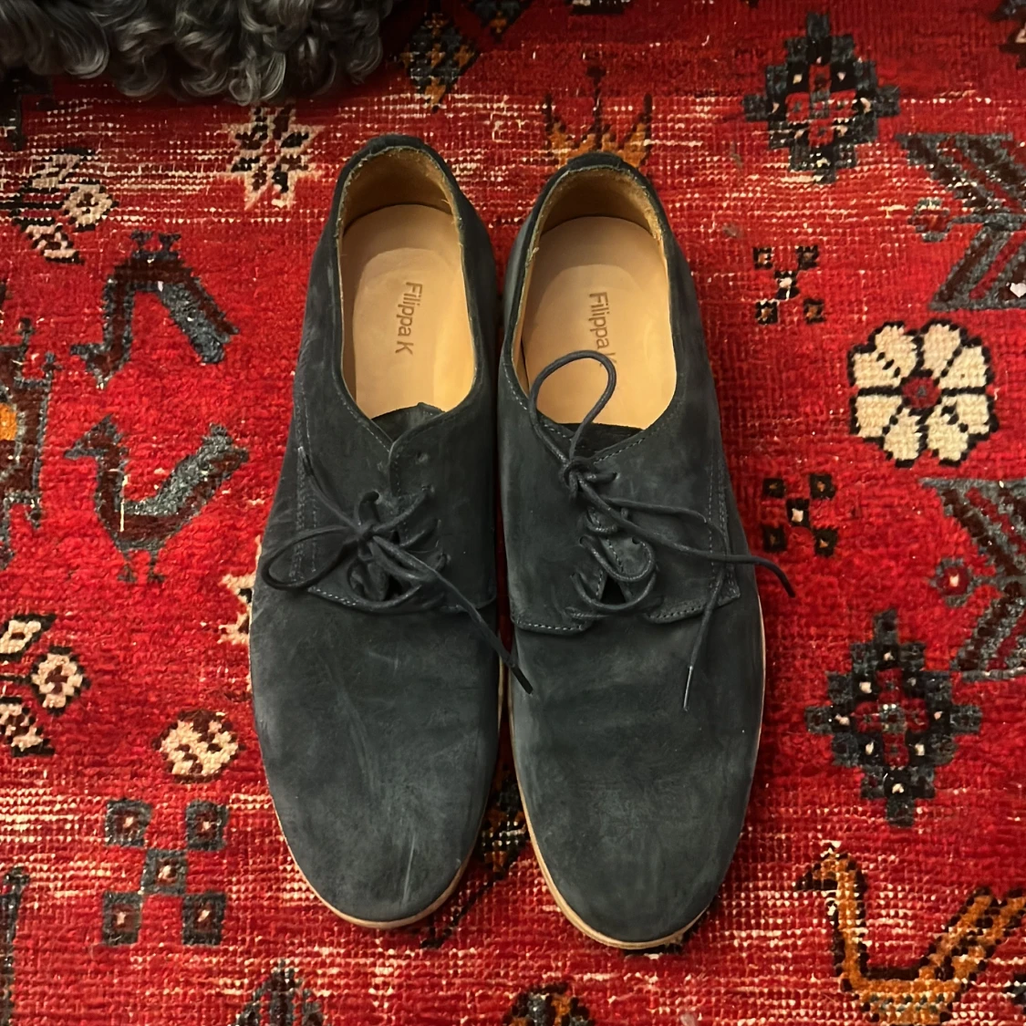 Mörkblå mockaskor från Filippa K