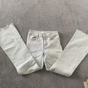 Snygga grå jeans med råa kanter och en klassisk femficksdesign.  Bootcut jeans , vilket ger en avslappnad look. Perfekta för en trendig stil.