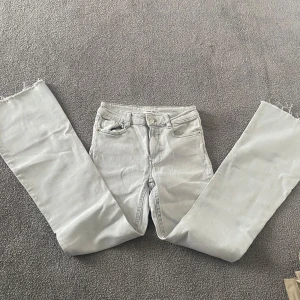 Grå jeans med råa kanter - Snygga grå jeans med råa kanter och en klassisk femficksdesign.  Bootcut jeans , vilket ger en avslappnad look. Perfekta för en trendig stil.