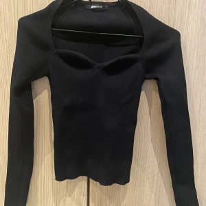 Svart ribbad topp från Gina Tricot - Svart ribbad topp från Gina Tricot, super fin och stretchig i materialet💗