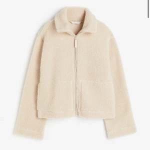 teddyjacka - Mysig beige teddyjacka med dragkedja framtill. Andvänd få gånger ca 7 och är nästan som ny. Säljer då den är för liten och inte längre kommer till användning💕 köparen står för frakt! 