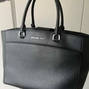 Michael Kors handväska  - Jätte fin och tillräckligt stor. Höjden är 25 cm och bred är 33 cm . Priset kan diskuteras 💞Den har absolut inga defekter förutom den som finns på sista bilden 