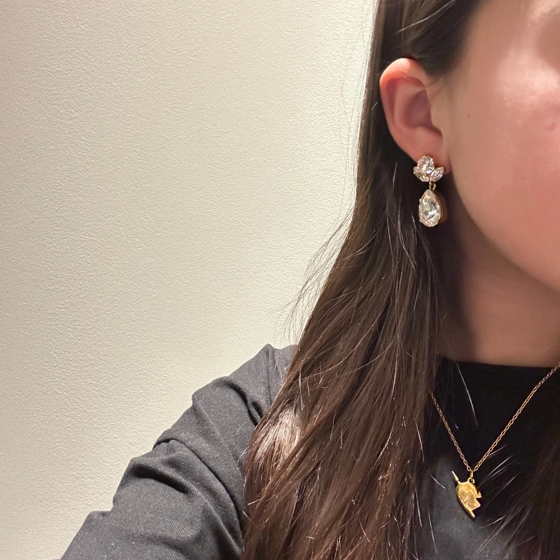 Glittriga örhängen med stora stenar - 3