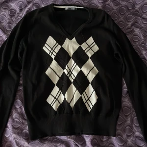 Svart tröja  - Säljer min knappt använda svarta tröja med fina detaljer på framsidan, säljs pga att den inte är min stil längre! Pris kan diskuteras vid snabba affärer, tveka inte och kontakta för fler bilder eller frågor och det står storlek 40 men skulle säga att den är en S❤️