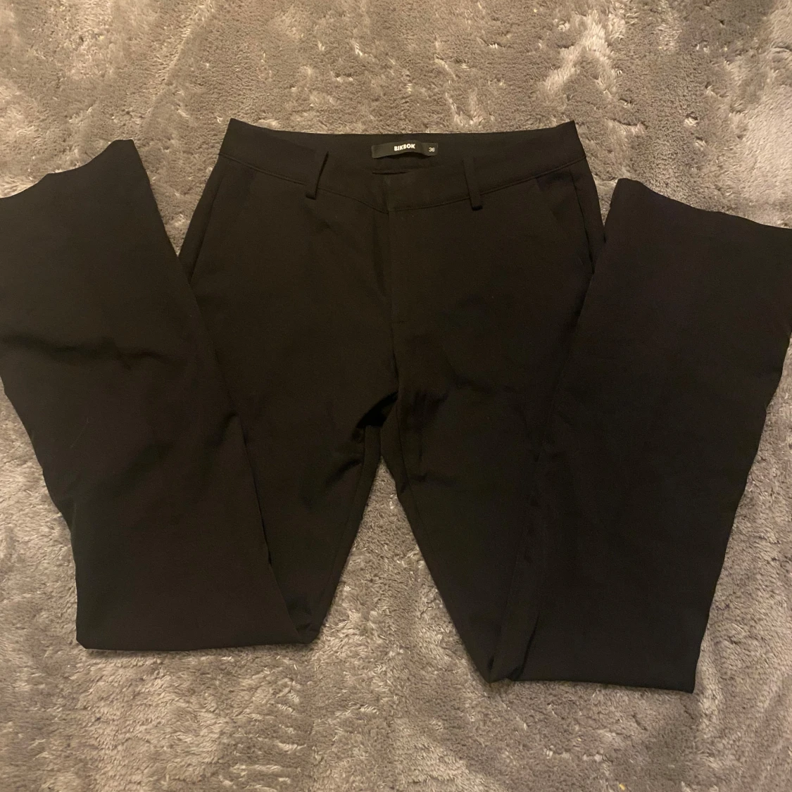 Svarta kostymbyxor från Bikbok 