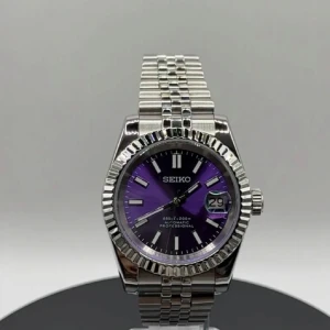 Seiko Date just purple dial - Snygg Seiko-klocka som är köpt för ca två veckor sedan. Testad men aldrig använd ute då den ej passar mig och är inte så sugen på den längre då klockor inte riktigt är min grej. Öppen för bud men inga skambud då den är oanvänd. Fler bilder går att fixa!