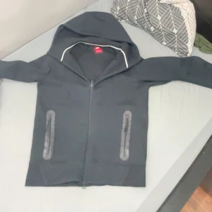 Svart Nike tech tracksuit. Helt Ny - Helt ny svart Nike Tech tracksuit.